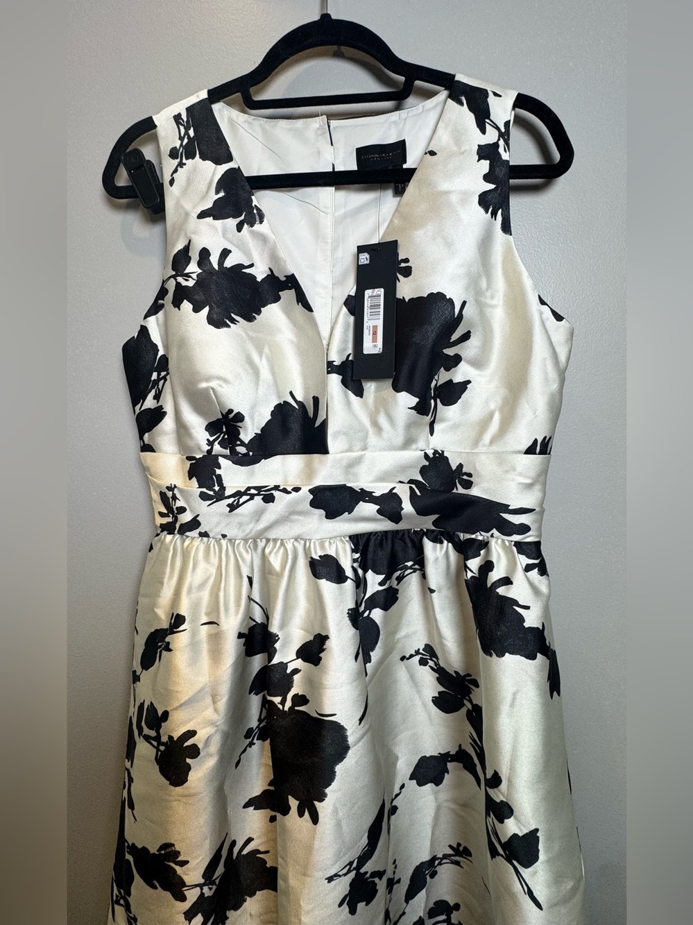 Donna Karan Black and White Floral V-Neck SLEEVELESS FIT AND FLARE GOWN - Picture 10 of 14